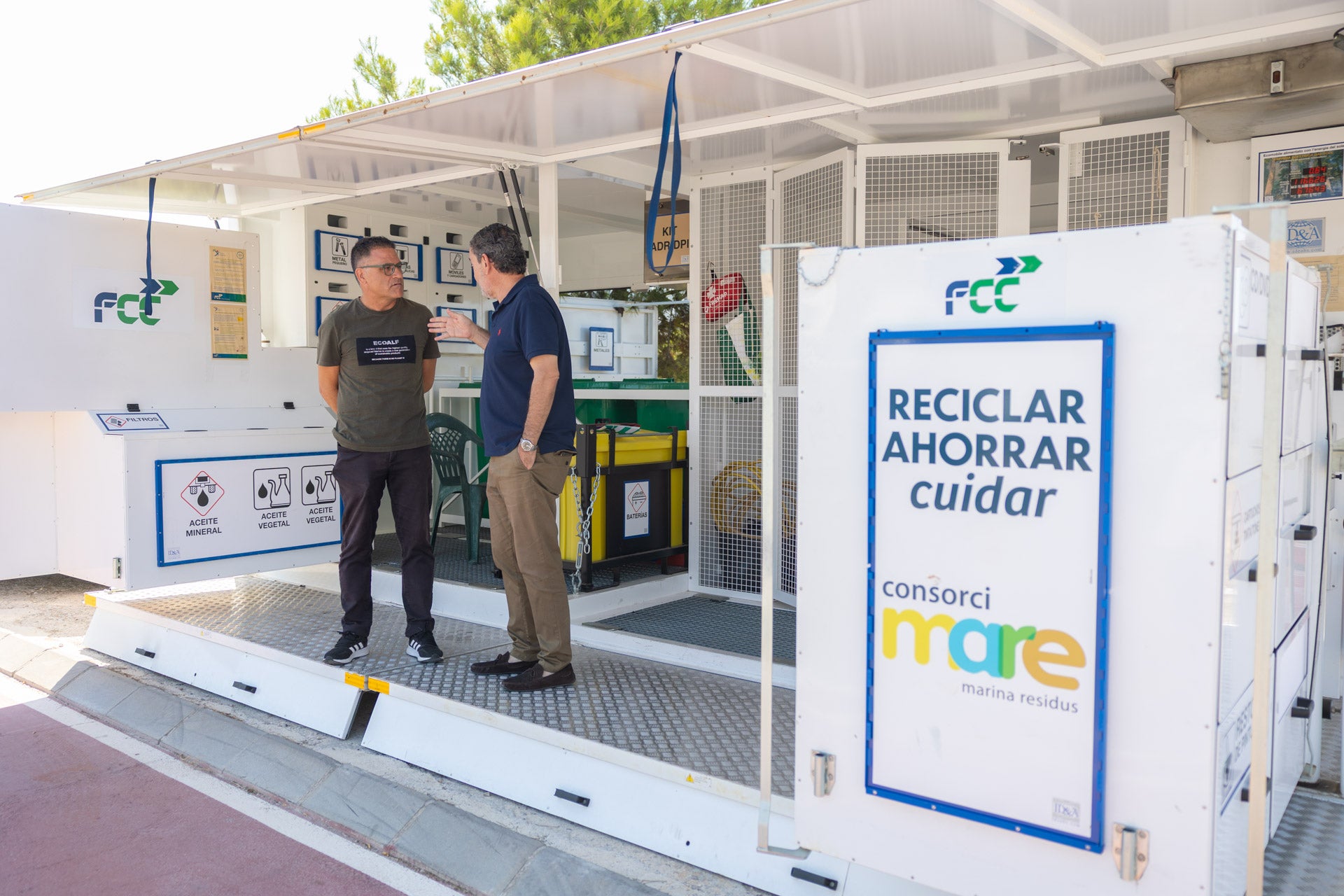 L’Alfàs del Pi acerca al mercadillo de los viernes el ecoparque móvil para promover el reciclaje L’Alfàs del Pi acerca al mercadillo de los viernes el ecoparque móvil para promover el reciclaje