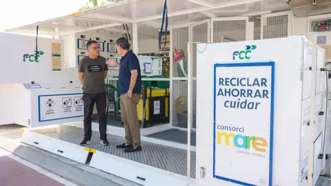 L’Alfàs del Pi acerca al mercadillo de los viernes el ecoparque móvil para promover el reciclaje L’Alfàs del Pi acerca al mercadillo de los viernes el ecoparque móvil para promover el reciclaje