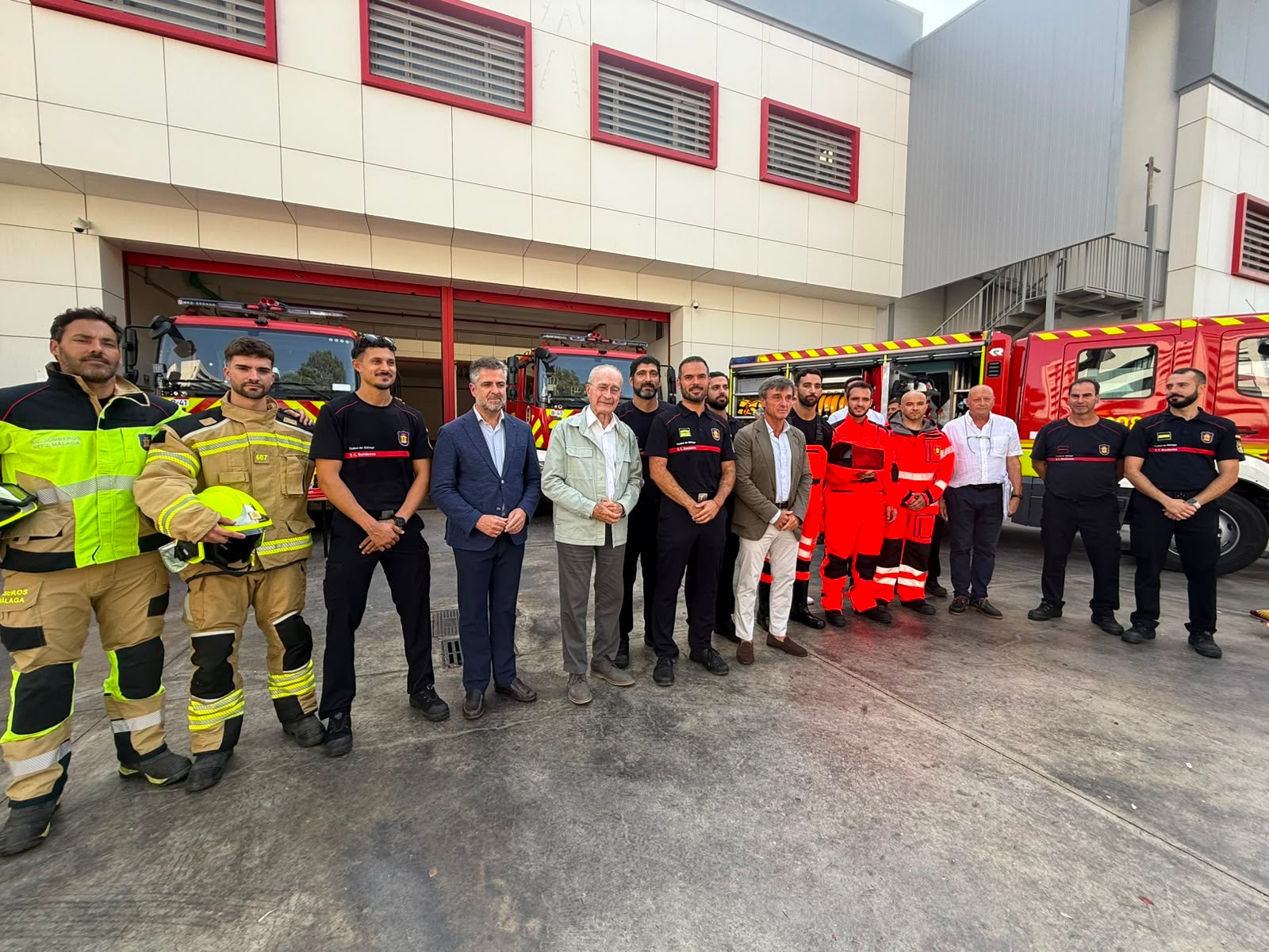 Así ha reaccionado el alcalde de Málaga ante los nuevos efectivos del cuerpo de bomberos Así ha reaccionado el alcalde de Málaga ante los nuevos efectivos del cuerpo de bomberos