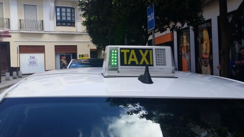 Un taxi en el centro de Cádiz Un taxi en el centro de Cádiz