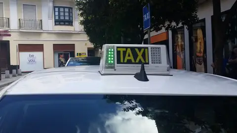 Un taxi en el centro de Cádiz Un taxi en el centro de Cádiz