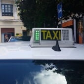 Un taxi en el centro de Cádiz