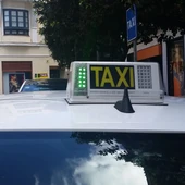 Un taxi en el centro de Cádiz Un taxi en el centro de Cádiz