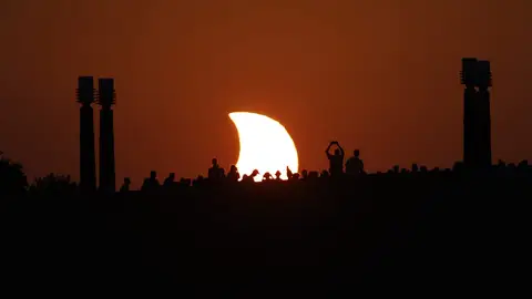 Miles de personas vivieron el eclipse desde los puentes zaragozanos Miles de personas vivieron el eclipse desde los puentes zaragozanos