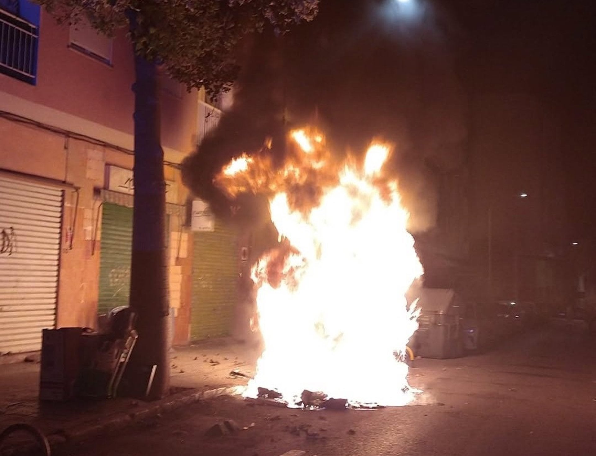 Un incendio de contenedores daña cuatro vehículos y fachadas en Palma Un incendio de contenedores daña cuatro vehículos y fachadas en Palma