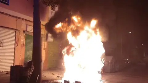 Un incendio de contenedores daña cuatro vehículos y fachadas en Palma Un incendio de contenedores daña cuatro vehículos y fachadas en Palma