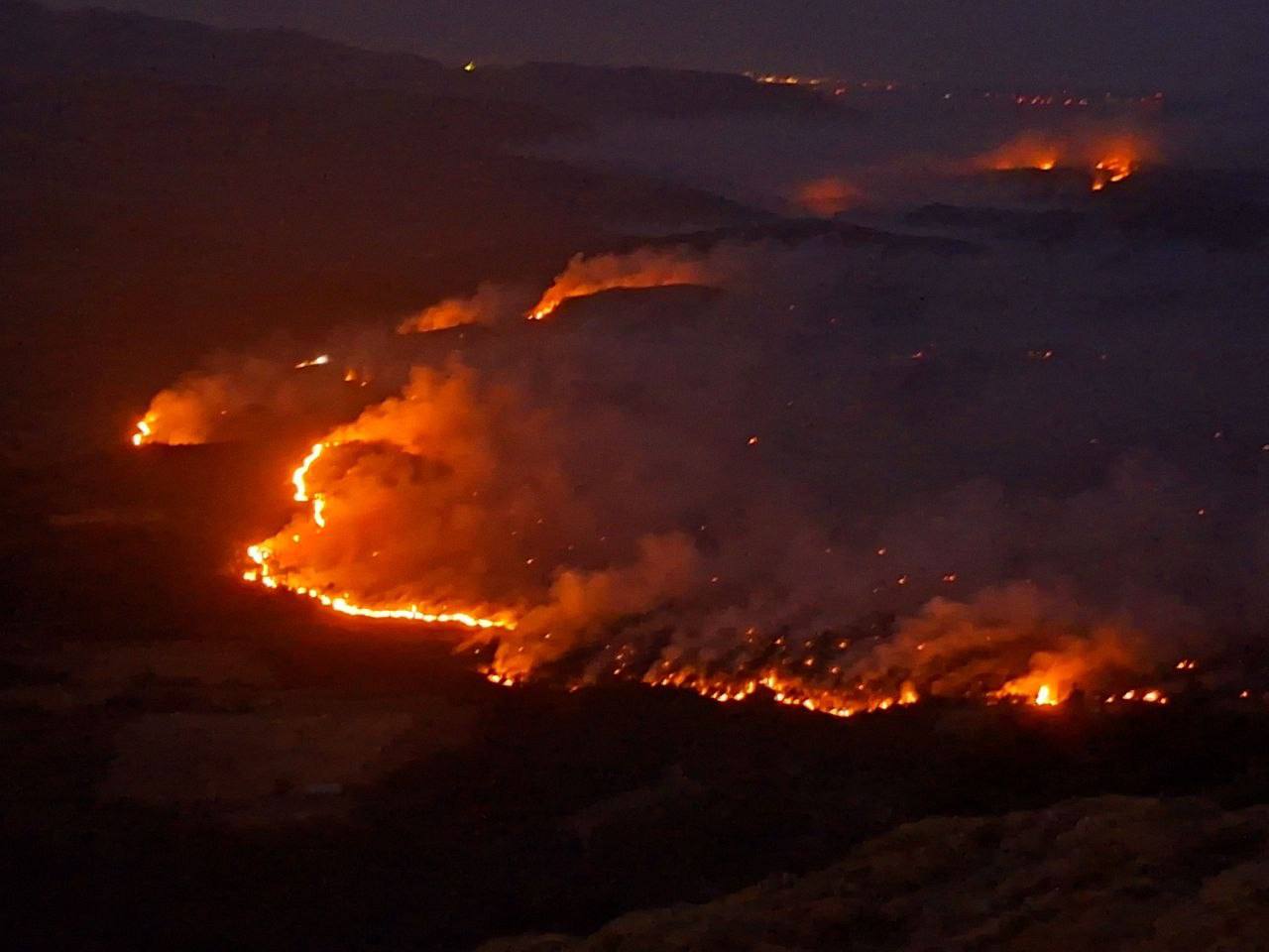 El incendio avanza sin control hacia la zona de San Juan de la Peña El incendio avanza sin control hacia la zona de San Juan de la Peña