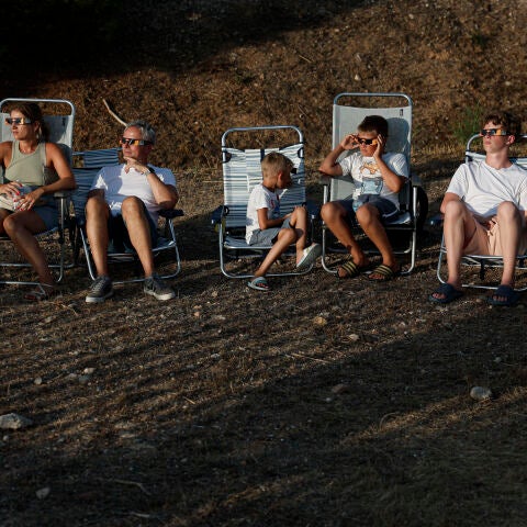 Numerosas personas se han acercado hasta los alrededores del aeropuerto de Manises (Valencia), para disfrutar del eclipse solar. 