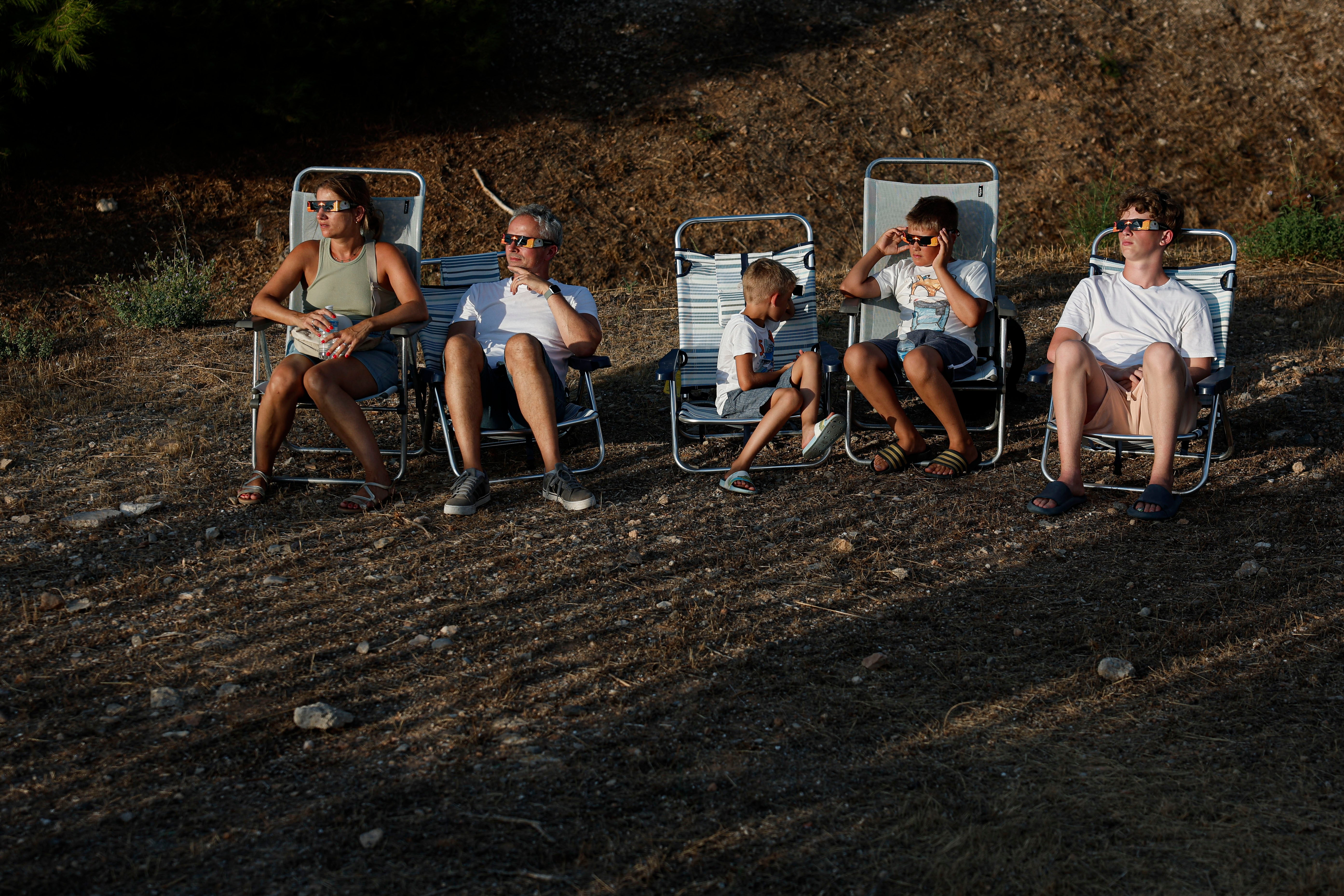 Aplausos de espectadores en la Malva-rosa y l'Albufera ante el eclipse: "¡Qué bonito!" Aplausos de espectadores en la Malva-rosa y l'Albufera ante el eclipse: "¡Qué bonito!"