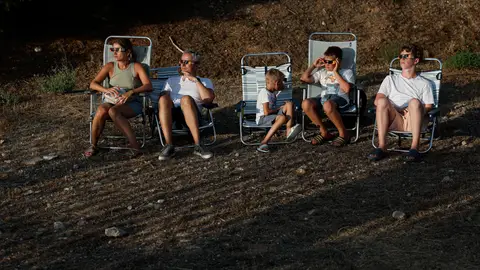 Numerosas personas se han acercado hasta los alrededores del aeropuerto de Manises (Valencia), para disfrutar del eclipse solar. Numerosas personas se han acercado hasta los alrededores del aeropuerto de Manises (Valencia), para disfrutar del eclipse solar.