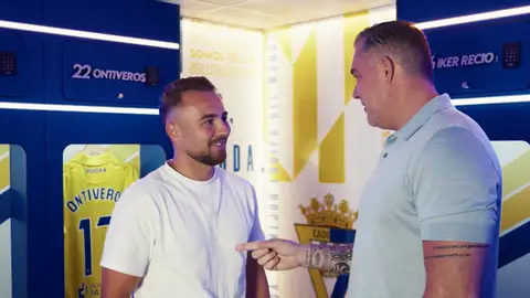 Ontiveros junto a Christian Septien durante el vídeo publicado en las redes sociales del Cádiz. Ontiveros junto a Christian Septien durante el vídeo publicado en las redes sociales del Cádiz.