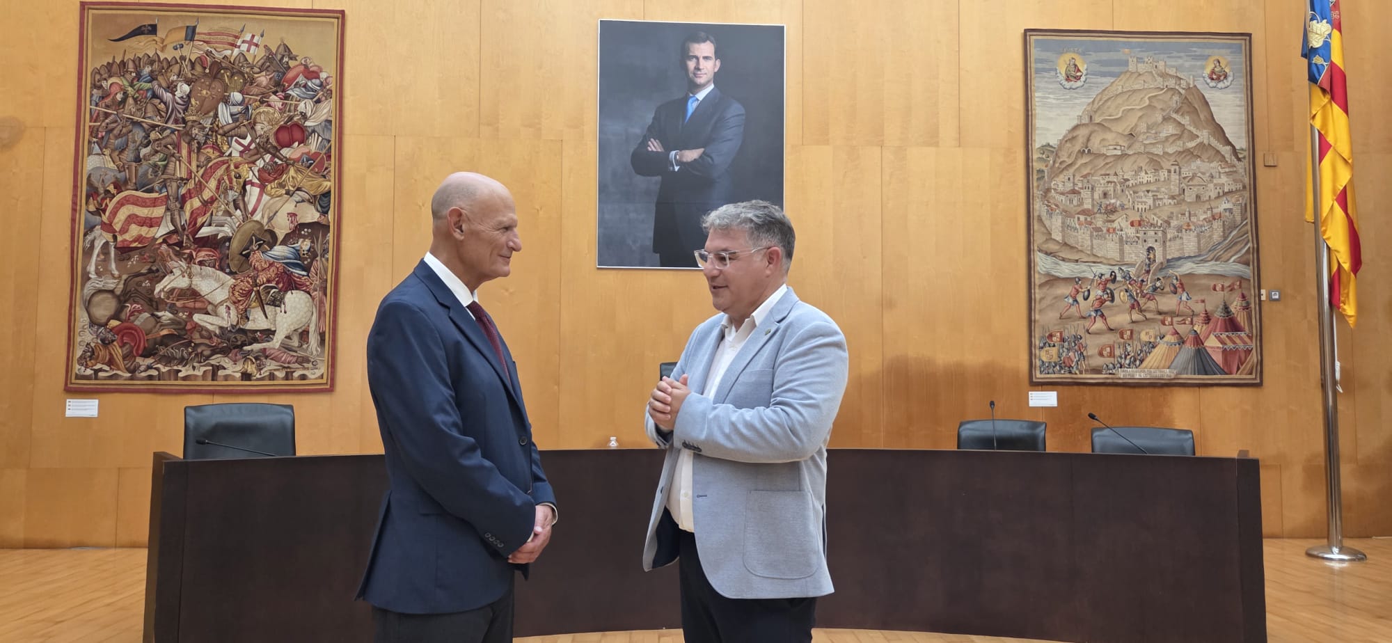 El alcalde de Hellín acompaña al científico hellinero Juan Carlos Izpisúa Belmonte durante la entrega de la ‘Distinción Europa’ El alcalde de Hellín acompaña al científico hellinero Juan Carlos Izpisúa Belmonte durante la entrega de la ‘Distinción Europa’