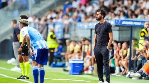 Álvaro Arbeloa, serio, durante el encuentro de ayer entre el Málaga y el Fulham. Álvaro Arbeloa, serio, durante el encuentro de ayer entre el Málaga y el Fulham.