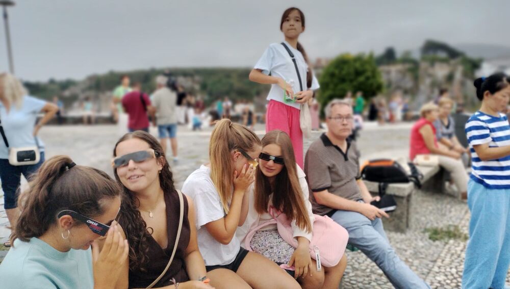 En Luarca, las gafas para el eclipse quedaron solo para la foto.