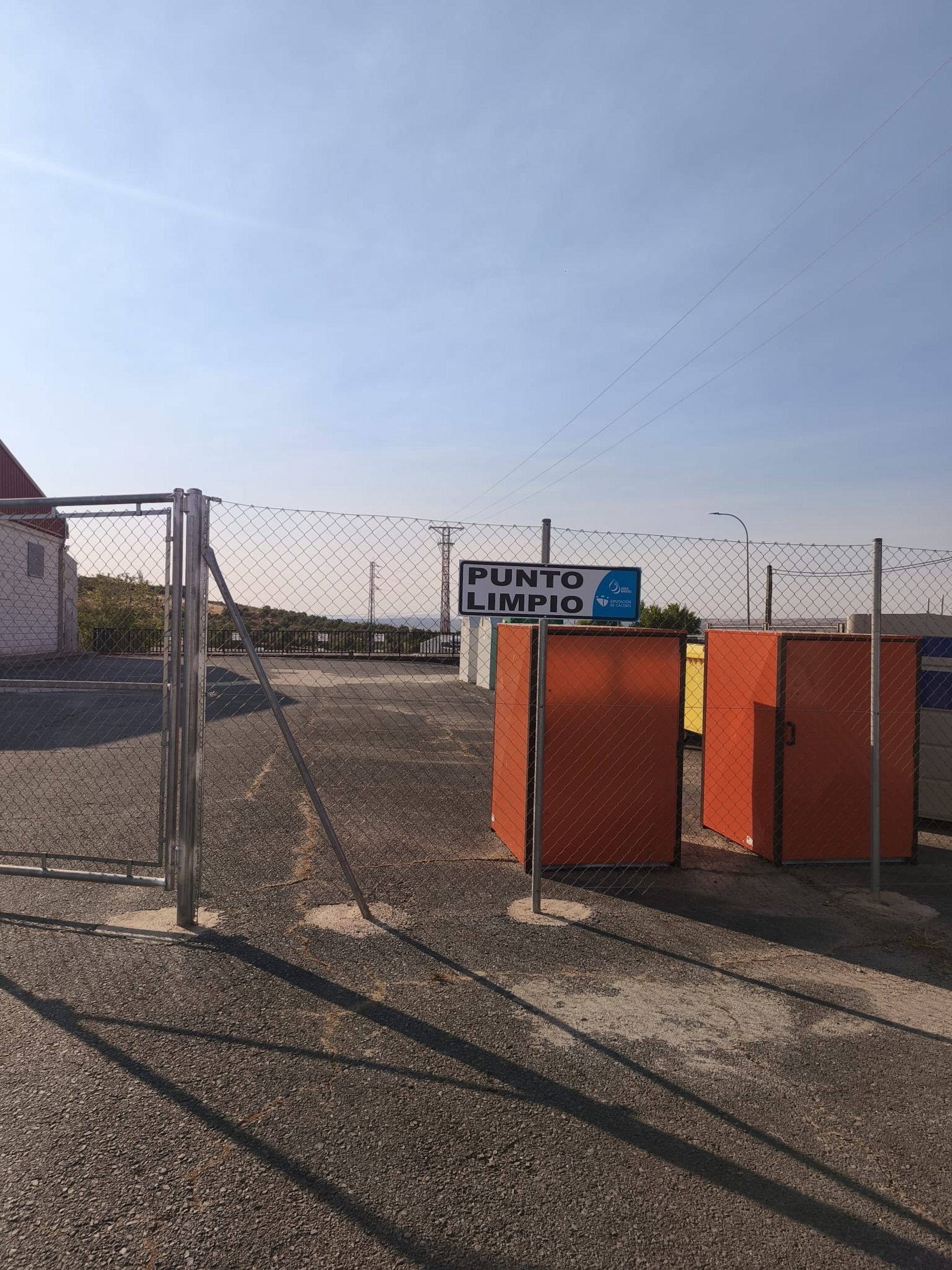 Coria estrena su primer punto limpio para facilitar el reciclaje y la gestión de los residuos Coria estrena su primer punto limpio para facilitar el reciclaje y la gestión de los residuos
