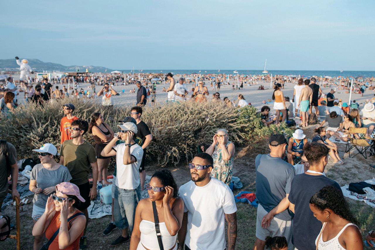Miles de personas viven en las playas de Castellón un momento histórico con el eclipse total de Sol Miles de personas viven en las playas de Castellón un momento histórico con el eclipse total de Sol