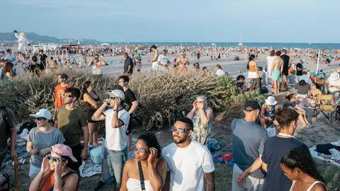 Miles de personas viven en las playas de Castellón un momento histórico con el eclipse total de sol Miles de personas viven en las playas de Castellón un momento histórico con el eclipse total de sol