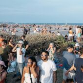 Miles de personas viven en las playas de Castellón un momento histórico con el eclipse total de sol