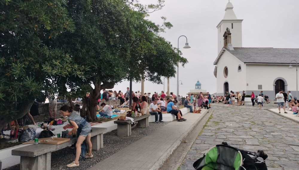 La gente esperaba la llegada de la oscuridad, la única sensación que pudo vivirse del eclipse en Luarca
