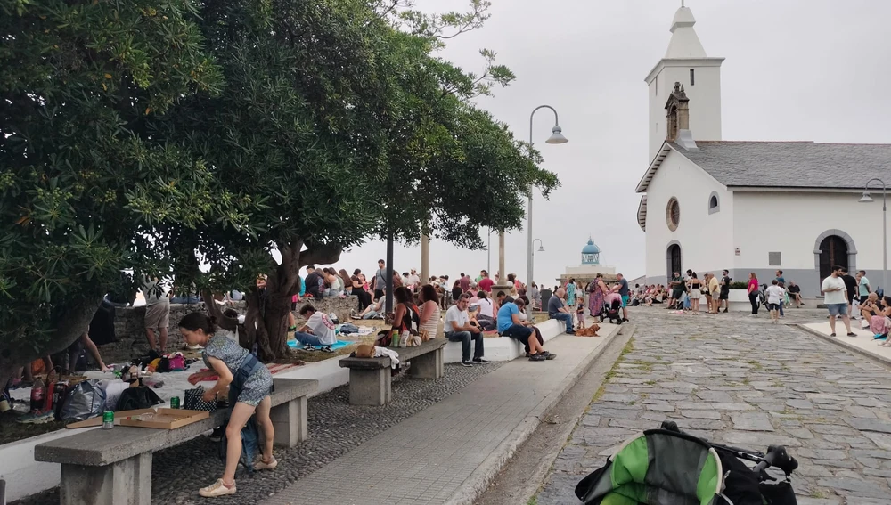 La gente esperaba la llegada de la oscuridad, la única sensación que pudo vivirse del eclipse en Luarca La gente esperaba la llegada de la oscuridad, la única sensación que pudo vivirse del eclipse en Luarca