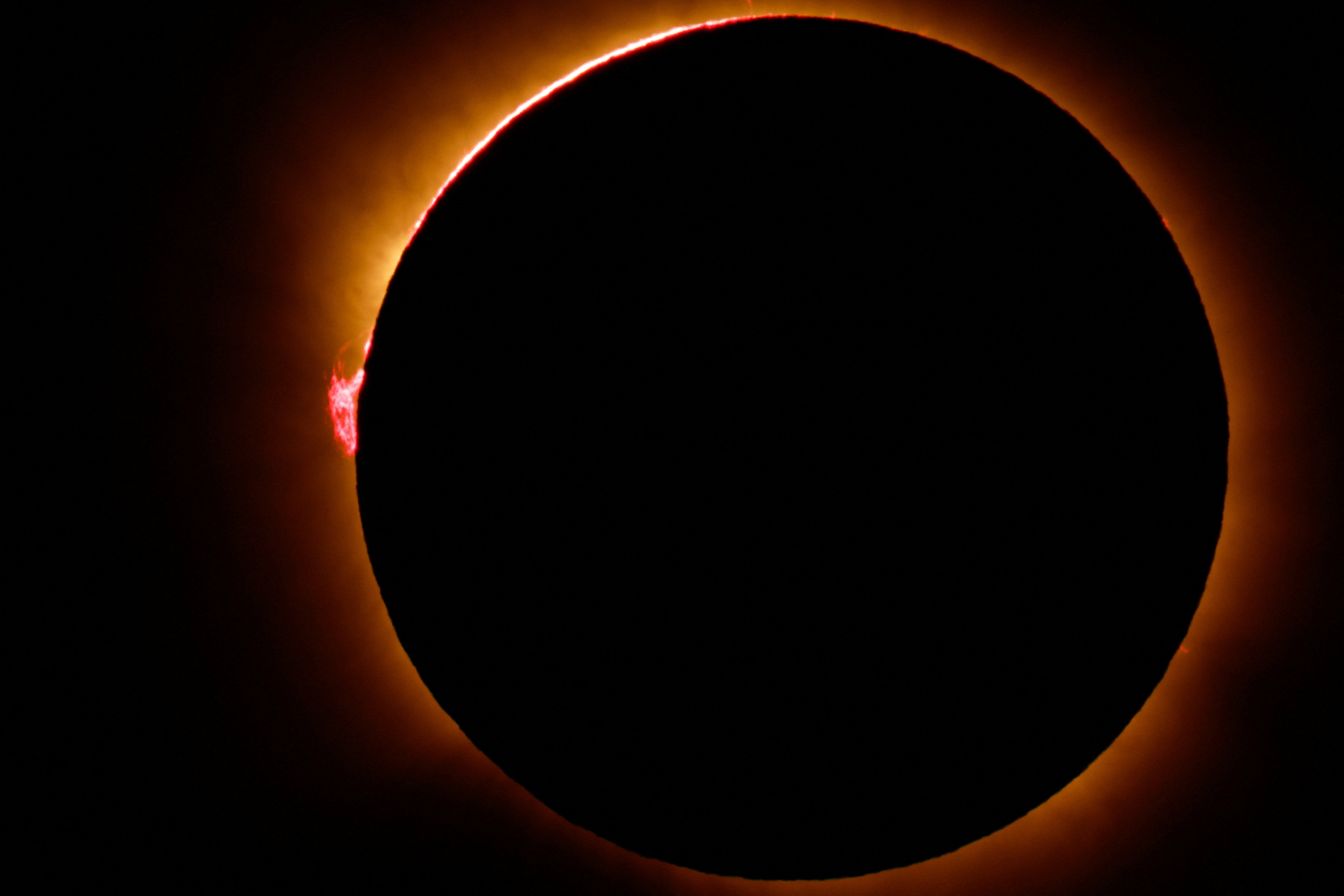 El eclipse se dejó sentir con un ligero descenso de temperatura, poco apreciable al coincidir con la puesta de sol El eclipse se dejó sentir con un ligero descenso de temperatura, poco apreciable al coincidir con la puesta de sol