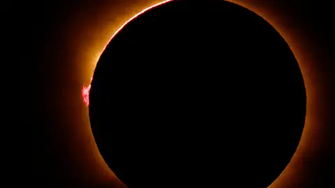 Fulguraciones solares durante el eclipse total de sol que se ha visto en España Fulguraciones solares durante el eclipse total de sol que se ha visto en España