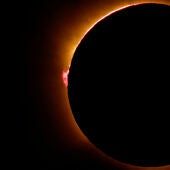 Fulguraciones solares durante el eclipse total de sol que se ha visto en España