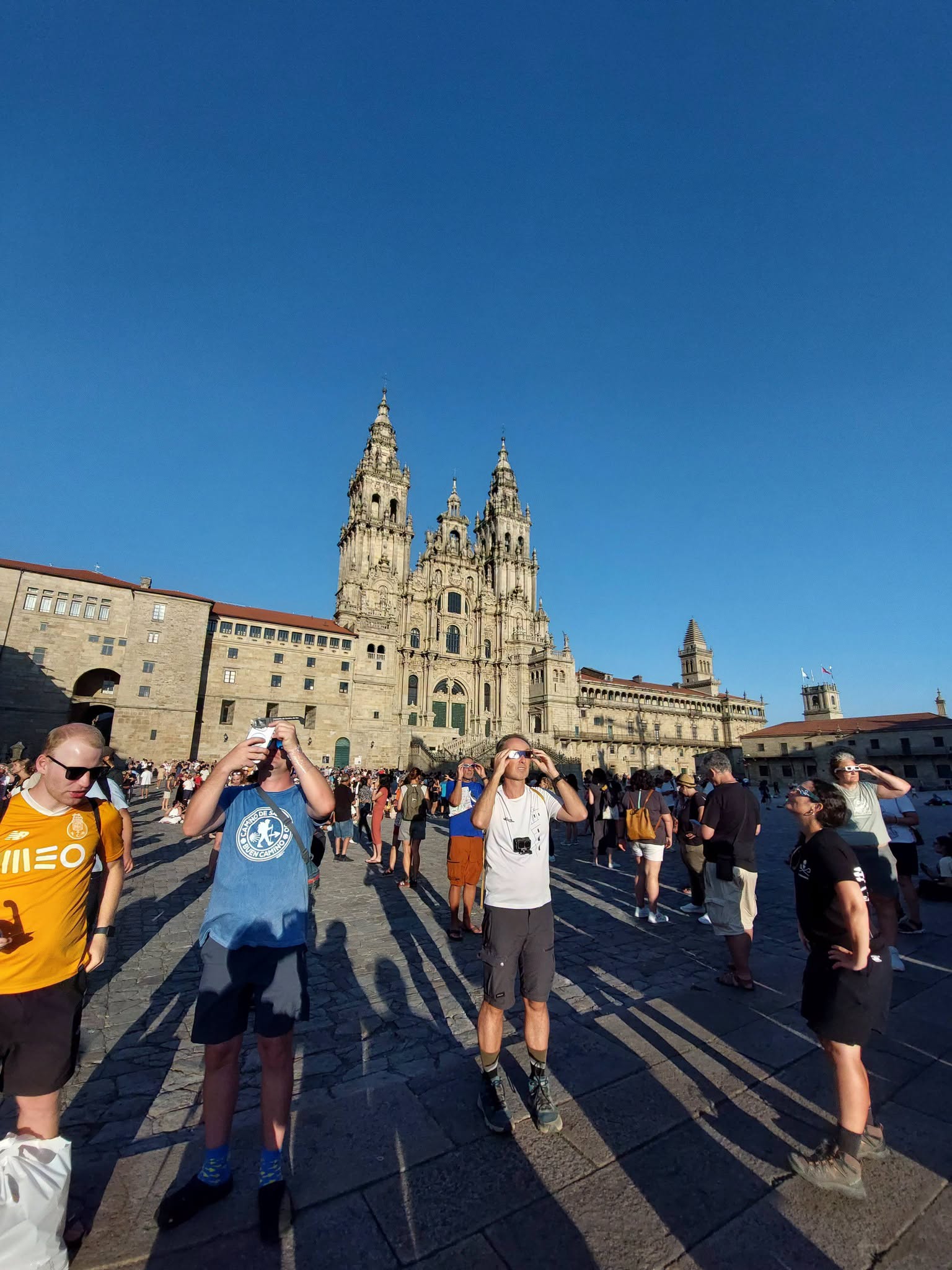 Santiago y comarca compostelana vivieron con inmensa emoción la magia del eclipse Santiago y comarca compostelana vivieron con inmensa emoción la magia del eclipse