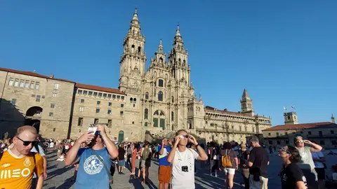 Santiago y comarca compostelana vivieron con inmensa emoción la magia del eclipse Santiago y comarca compostelana vivieron con inmensa emoción la magia del eclipse
