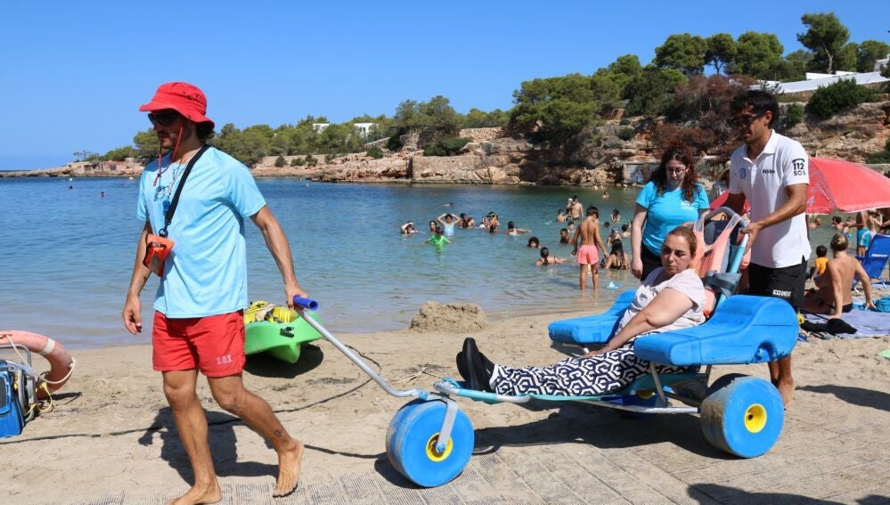 Imagen de un servicio de baño adaptado en una playa de Sant Antoni