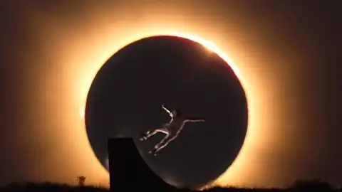 El impactante vídeo del skater Danny Leon justo en el momento del eclipse: "El truco de mi vida" El impactante vídeo del skater Danny Leon justo en el momento del eclipse: "El truco de mi vida"