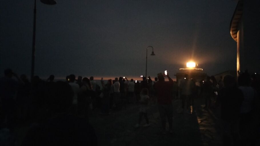 El eclipse visto desde el Faro de Luarca reuniendo a varios centenares de personas.