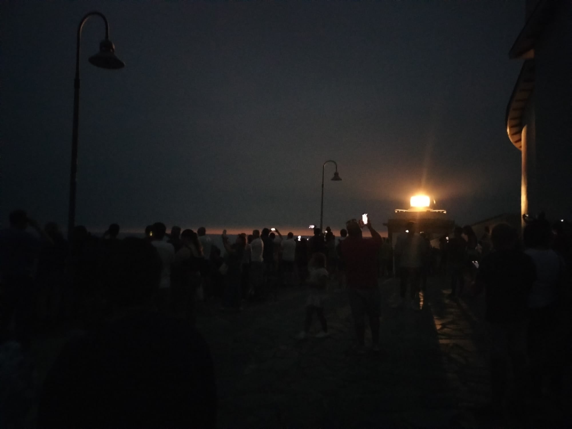 Así se vivió el eclipse en el Faro de Luarca: de la ilusión a la oscuridad y la resignación. Así se vivió el eclipse en el Faro de Luarca: de la ilusión a la oscuridad y la resignación.
