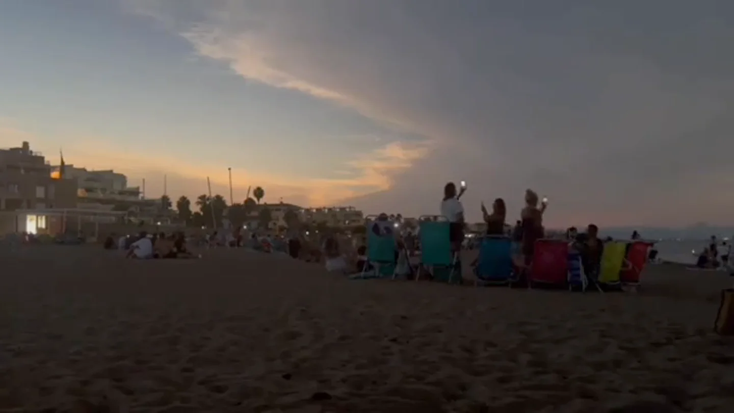 Personas viendo el eclipse en la playa de Denía Personas viendo el eclipse en la playa de Denía