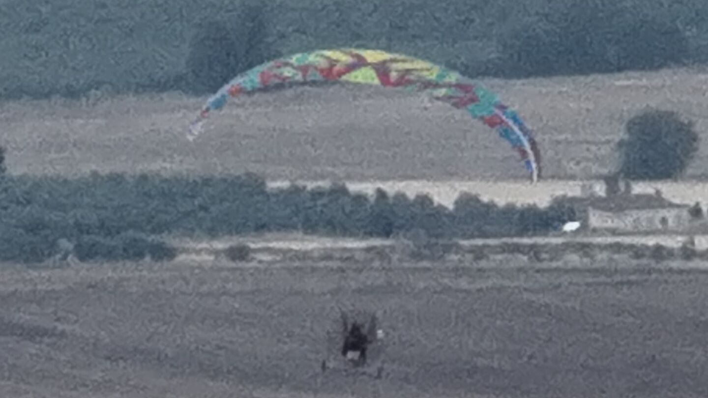Uno de los paramotores que sobrevolaron el cerro de Alarcos