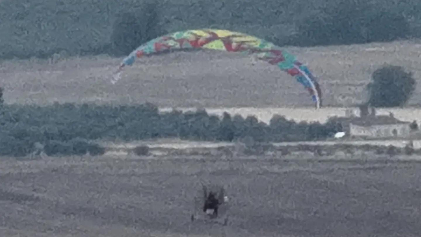 Uno de los paramotores que sobrevolaron el cerro de Alarcos Uno de los paramotores que sobrevolaron el cerro de Alarcos
