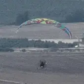 Uno de los paramotores que sobrevolaron el cerro de Alarcos Uno de los paramotores que sobrevolaron el cerro de Alarcos