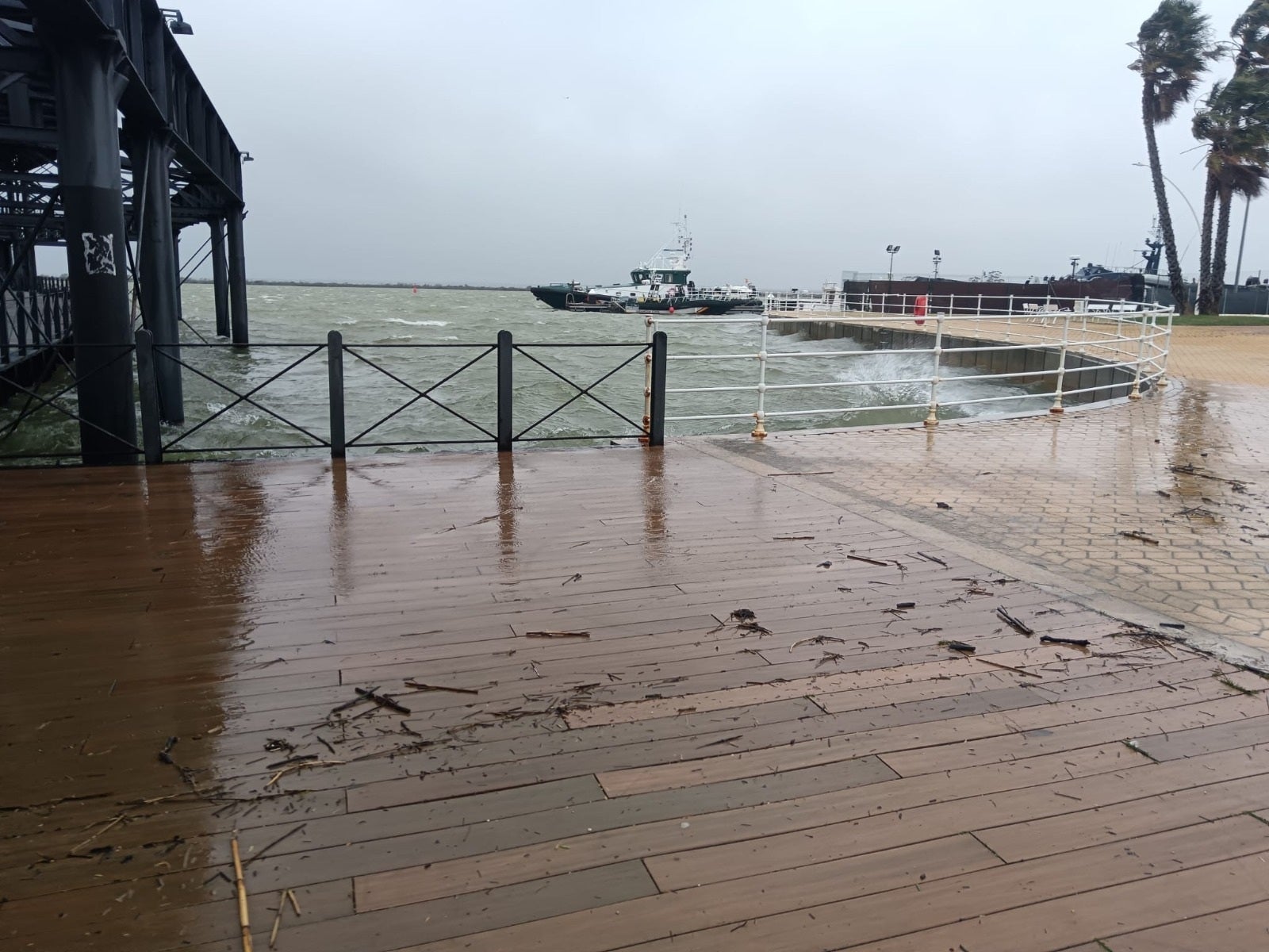Un trabajador fallece tras caer al agua desde una plataforma en la Ría de Huelva Un trabajador fallece tras caer al agua desde una plataforma en la Ría de Huelva
