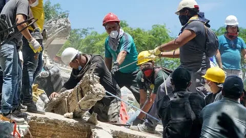 Los equipos de rescate buscan supervivientes entre los escombros tras el terremoto de magnitud 7,4 en Cali, Colombia Los equipos de rescate buscan supervivientes entre los escombros tras el terremoto de magnitud 7,4 en Cali, Colombia