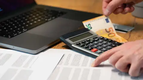 El plazo para reclamar cantidades salariales es de un año y cada mensualidad prescribe por separado Folio impreso sobre una mesa junto a una calculadora
