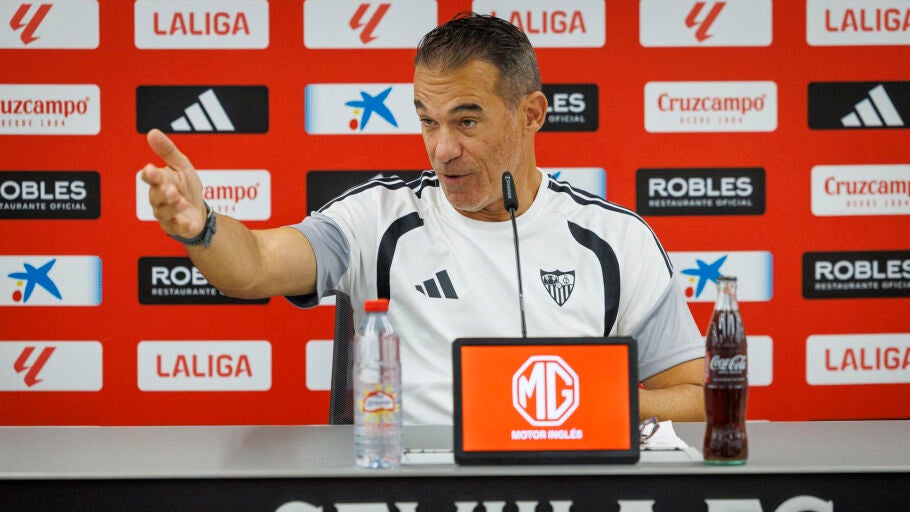 El entrenador del Sevilla, Luis Garc&iacute;a Plaza, durante la rueda de prensa ofrecida hoy viernes en el estadio S&aacute;nchez Pizju&aacute;n previa al partido de la primera jornada de LaLiga que el club sevillano juega ma&ntilde;ana contra el Rayo Vallecano.
