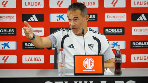 El entrenador del Sevilla, Luis García Plaza, durante la rueda de prensa ofrecida hoy viernes en el estadio Sánchez Pizjuán previa al partido de la primera jornada de LaLiga que el club sevillano juega mañana contra el Rayo Vallecano. El entrenador del Sevilla, Luis García Plaza, durante la rueda de prensa ofrecida hoy viernes en el estadio Sánchez Pizjuán previa al partido de la primera jornada de LaLiga que el club sevillano juega mañana contra el Rayo Vallecano.
