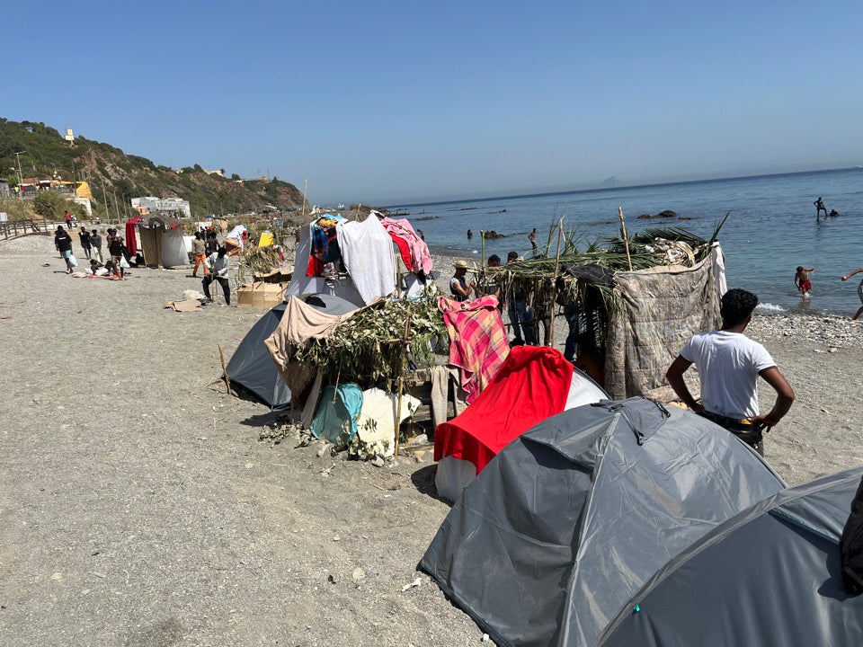 Numerosos inmigrantes permanecen en la playa del Trampolín que se ha transformado en un asentamiento desde la entrada masiva registrada a finales de julio en la ciudad Ceuta. Numerosos inmigrantes permanecen en la playa del Trampolín que se ha transformado en un asentamiento desde la entrada masiva registrada a finales de julio en la ciudad Ceuta.