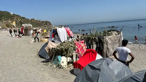 Numerosos inmigrantes permanecen en la playa del Trampolín que se ha transformado en un asentamiento desde la entrada masiva registrada a finales de julio en la ciudad Ceuta. Numerosos inmigrantes permanecen en la playa del Trampolín que se ha transformado en un asentamiento desde la entrada masiva registrada a finales de julio en la ciudad Ceuta.