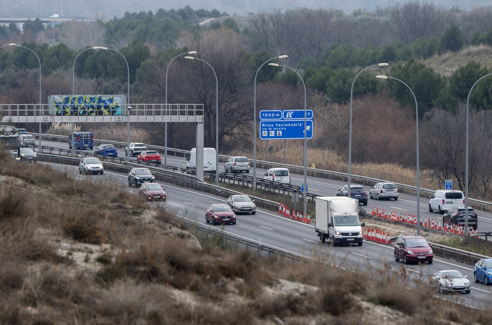 Varios vehículos circulan por la A-3, a 3 de enero de 2025, en Madrid (España). Varios vehículos circulan por la A-3, a 3 de enero de 2025, en Madrid (España).