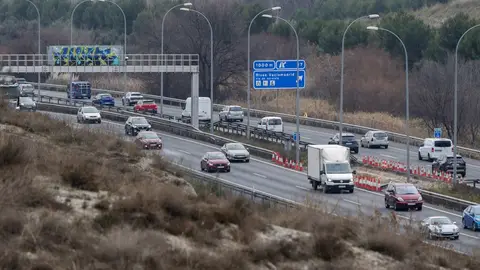 Varios vehículos circulan por la A-3, a 3 de enero de 2025, en Madrid (España). Varios vehículos circulan por la A-3, a 3 de enero de 2025, en Madrid (España).