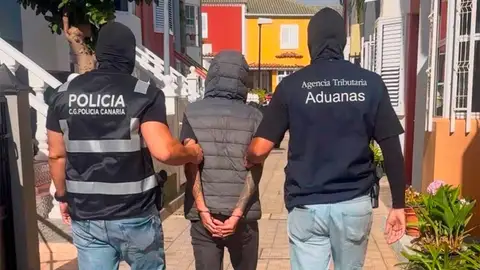 - Desarticulado en La Orotava (Tenerife) un grupo criminal dedicado al tráfico de drogas Policía Canaria conun de los hombres detenidos