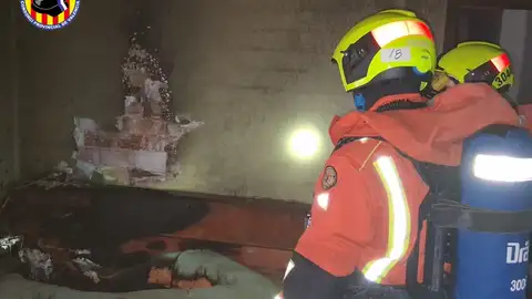 Un fuego en una cama obliga a intervenir a los bomberos en Algemesí Un fuego en una cama obliga a intervenir a los bomberos en Algemesí
