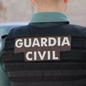 Un agente de la Guardia Civil Un agente de la Guardia Civil