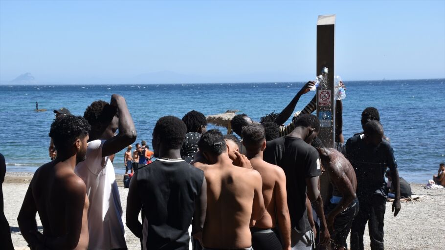 Varias personas se asean en la playa de El Trampol&iacute;n (Ceuta)